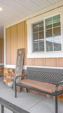 Dikey uzun çerçeve Tezgah ve bir evin verandada bir pencere önünde dışkı