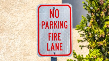 Panorama çerçeve Arka planda bir ağaç ve duvar ile Park Fire Lane işareti yok