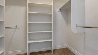 Panorama İç raflar ve parlak giysi çubukları ile dolapta bir yürüyüş