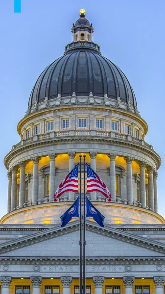 A Utah Fővárosi épület fényvisszaverő zászló — Stock Fotó