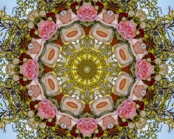 Różowe róże z innymi kwiatami wykonane w abstrakcyjny kształt o zachodzie słońca na ślub California — Zdjęcie stockowe