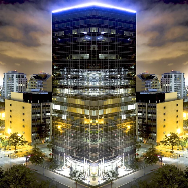 Magas torony éjjel, kék fény San Diego — Stock Fotó