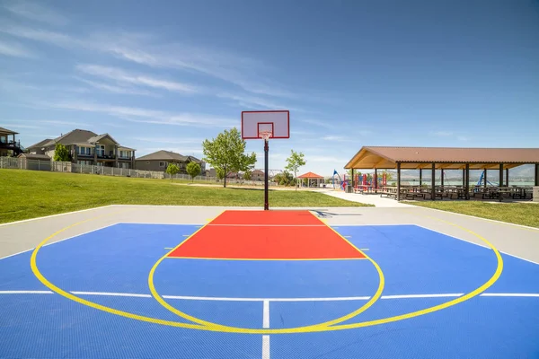 Utomhus basketplan på en park med picknick paviljong och barnens lekplats — Stockfoto