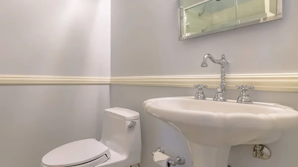 파노라마 프레임 독립 형 싱크대와 화장실이있는 집의 욕실 인테리어 — 스톡 사진