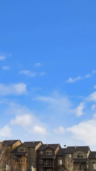 Senkrecht stehende Häuserzeile an einem Berghang mit wolkenlosem blauem Himmel im Hintergrund — Stockfoto