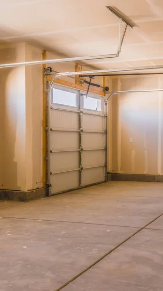 Marco vertical alto Interior de un garaje en construcción con paredes inacabadas — Foto de Stock