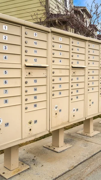 Quadro vertical alto Caixas de correio residenciais com compartimentos numerados no lado de uma estrada — Fotografia de Stock