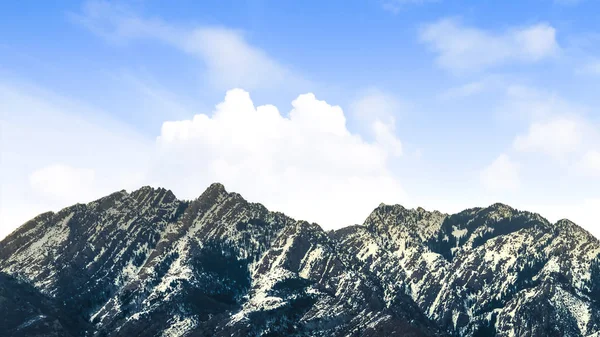 晴れた日に雪に覆まれた印象的な山のパノラマビュー — ストック写真
