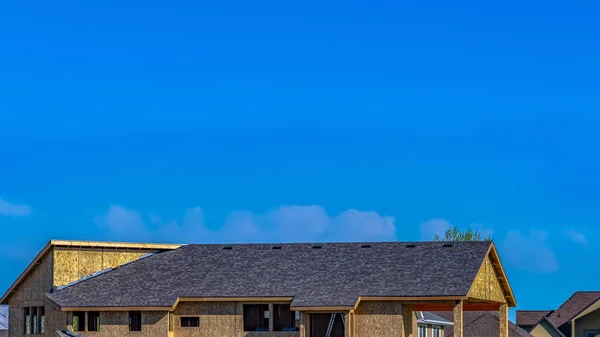 Panorama frame huizen en conische gevormde bomen tegen levendige blauwe hemel op een zonnige dag — Stockfoto