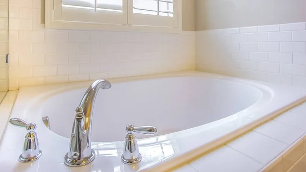 Cornice panoramica Splendente vasca da bagno e finestra con persiane all'interno di un bagno — Foto Stock