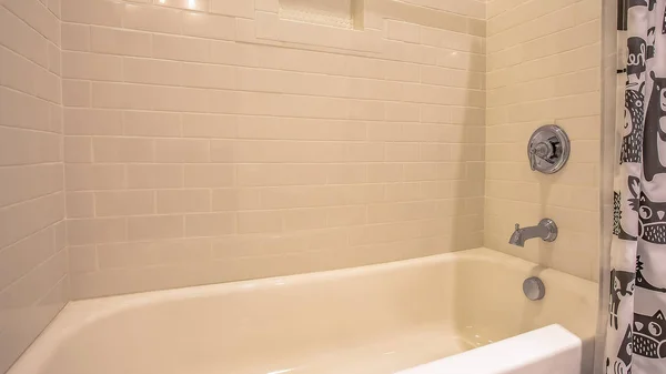 Πανόραμα μπανιέρα και ντους μέσα σε ένα μπάνιο με γυαλιστερό λευκό τοίχο — Φωτογραφία Αρχείου