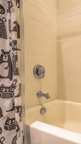 Moldura vertical Banheira e chuveiro dentro de um banheiro com parede branca brilhante — Fotografia de Stock