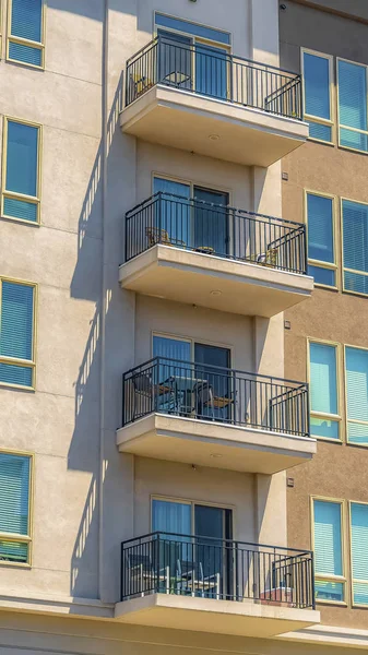 Vertikal ram exteriör av ett bostadshus med små balkonger ses på en solig dag — Stockfoto