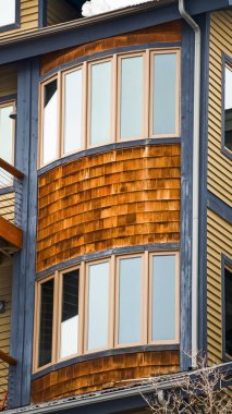 Dikey çerçeve Yatay kaplama ve balkonlu konut binasının dış cephesinin kapatılması