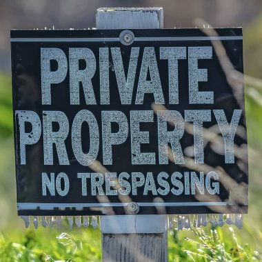 Kare çerçeve Güneşli bir günde Özel Mülkiyet No Trespassing işareti yakın