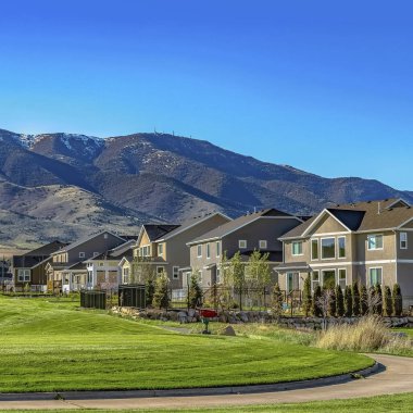 Kare Kıvrımlı yol ve yemyeşil otlarla kaplı bir vadi üzerinde evler