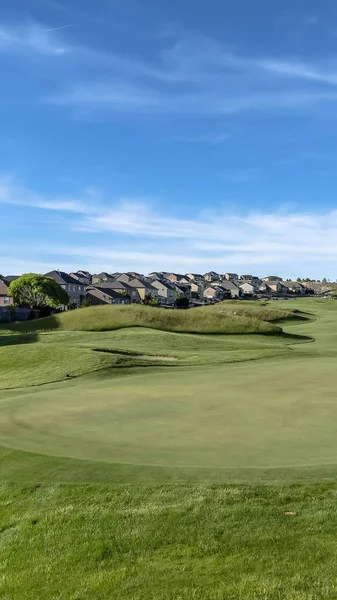 Vertical Golf course with view of lovely homes and mountain under blue sky with clouds — Stock Photo, Image