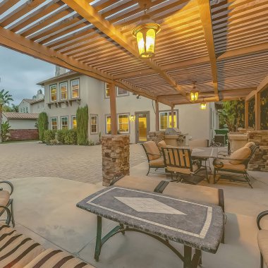 çerçeve Bir evin verandaüzerinde ahşap bir pergola altında Açık yemek alanı