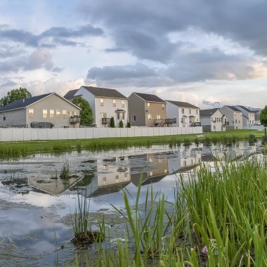 Kare Güzel çok katlı evler çimenli ve parlak gölet önünde inşa