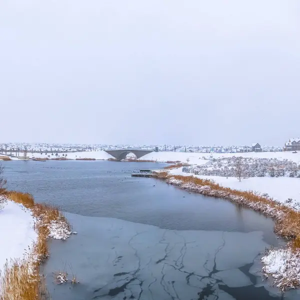 Marco Secnery naturaleza helada con un lago rodeado de terreno nevado en invierno — Foto de Stock