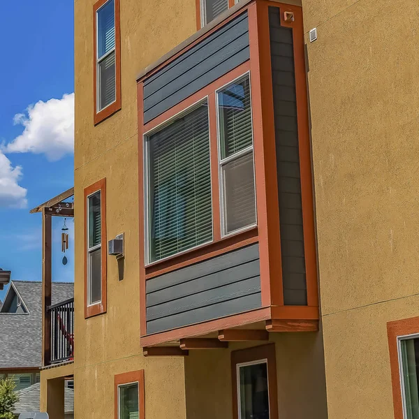 Marco cuadrado Edificio residencial con una ventana que sobresale de la pared exterior — Foto de Stock