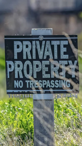 Vertical Close up of a Private Property No Trespassing sign on a sunny day — Stock Photo, Image