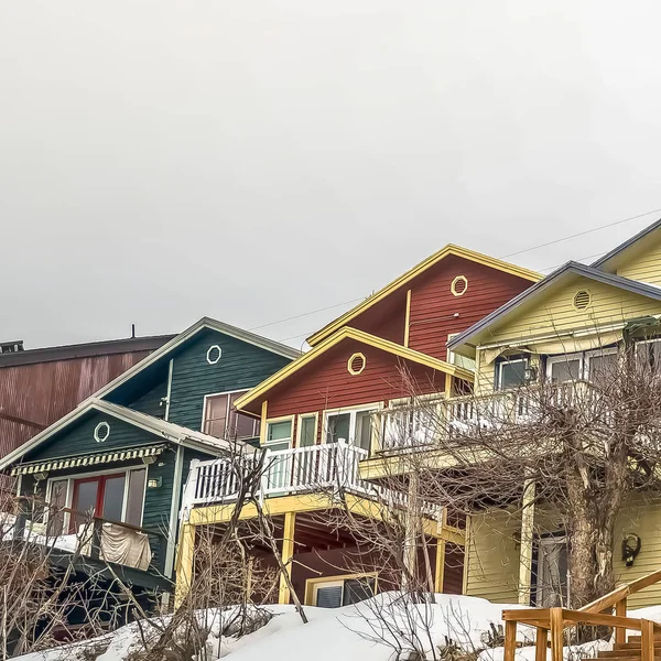 Fasáda horských domů s horizontálními křivnými balkony a venkovním schodištěm — Stock fotografie