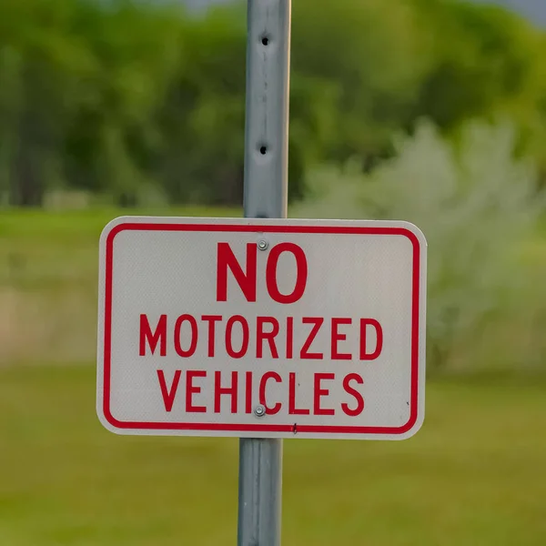 Marco cuadrado Vista de cerca de un letrero de camino sinuoso y ningún letrero de vehículos motorizados — Foto de Stock