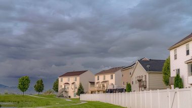 Panorama Home cephesi, asfalt yolu ve göleti ile geniş bir yeşil alana bakan