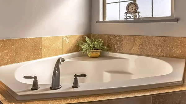 Marco panorámico Bañera empotrada en la esquina de un baño con ventana de vidrio esmerilado —  Fotos de Stock