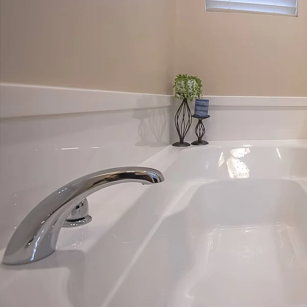 Salle de bain carrée intérieur d'une maison avec baignoire brillante et cabine de douche murale en verre — Photo