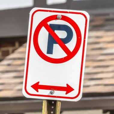 Kare Güneşli bir günde bir binaya karşı Park Yok tabelasının görünümüne yakın