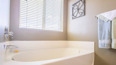 Panjurlu pencerenin önünde küvetli Panorama Home banyo iç