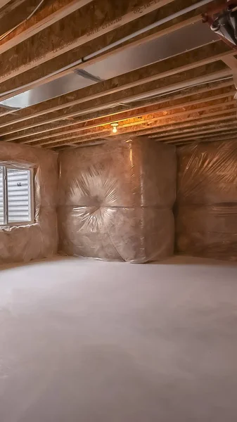 Janelas verticais e condutas de ar condicionado dentro de uma nova casa em construção — Fotografia de Stock