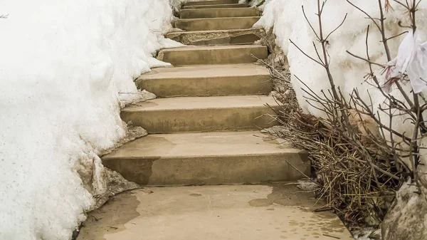 Panorama verwitterte konzertierte Außentreppen inmitten schneebedeckter Hänge im Winter — Stockfoto