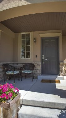 Gri ahşap ön kapı ve bir ev penceresi tarafından Dikey Veranda sandalye