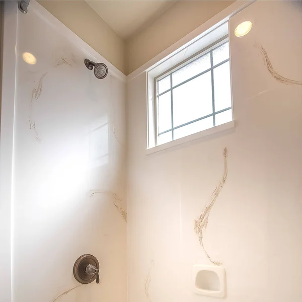 정사각형 프레임 빛나는 욕조와 샤워 흰색 벽과 가정의 욕실 내부 — 스톡 사진