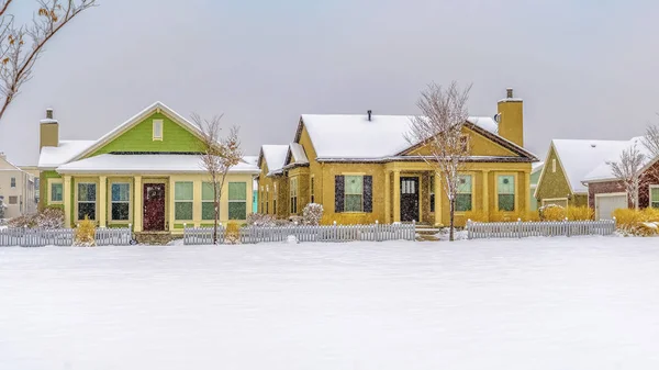 Kış sezonunda karla kaplı çatılı güzel evlerin panorama çerçevesi Cephesi — Stok fotoğraf