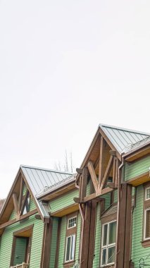 Dikey çerçeve Balkonlu ve yeşil yatay kaplamalı evlerin üst katın dış cephesi