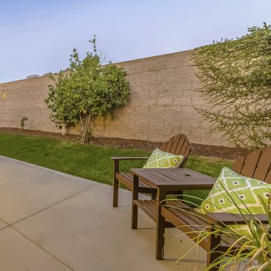 çerçeve Oturma ve yemek alanı ile bir evin arka bahçesinde Geniş veranda