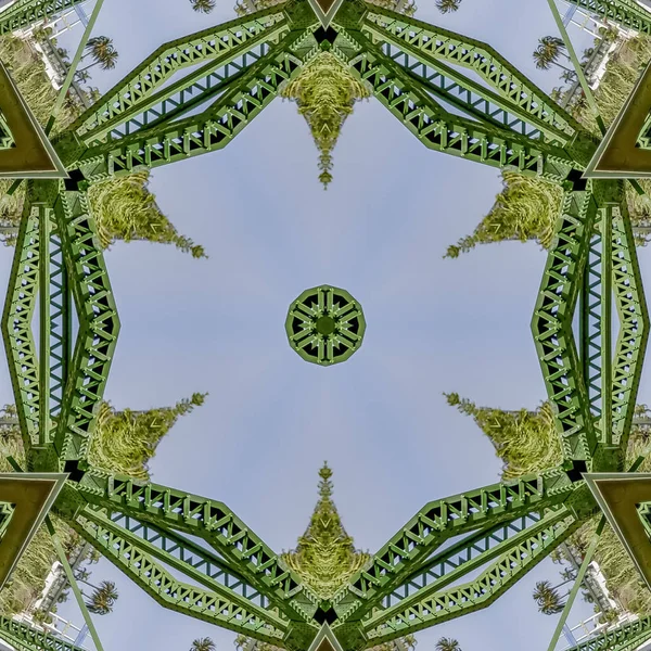 Marco cuadrado Foto simétrica repetida creada a partir de duplicar una foto de un puente verde en California — Foto de Stock