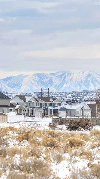 Casas Verticales con techos nevados y rodeadas de nieve cubierta en invierno — Foto de Stock