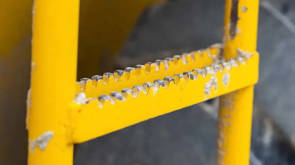 Panorama närbild av stegen med peeling gul färg av en entreprenadmaskiner — Stockfoto