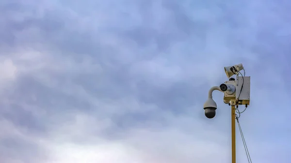 Ramka Panorama zewnętrzna kamera bezpieczeństwa izolowana przed zachmurzone błękitne niebo tle — Zdjęcie stockowe