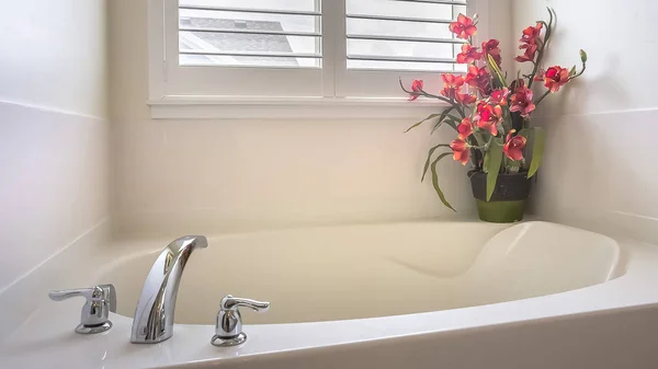 Πανόραμα Home μπάνιο με μπανιέρα εγκατασταθεί μπροστά από το παράθυρο με περσίδες — Φωτογραφία Αρχείου