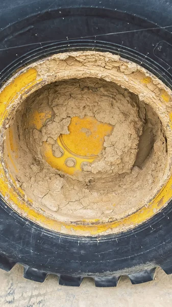 Moldura vertical Vista de perto do pneu de borracha preta resistente de um veículo de construção — Fotografia de Stock