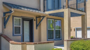 Veranda ve cam paned ön kapı yol açan yolu ile ev Panorama çerçeve Cephe