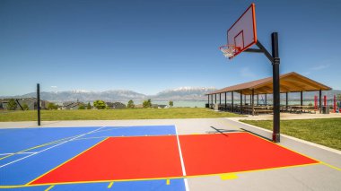 Turistler için çocuk oyun alanı ve piknik pavyonu ile Park basketbol sahası