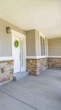 Beton ve taş tuğla duvar bölümleri bir arada bir ev Dikey çerçeve Veranda