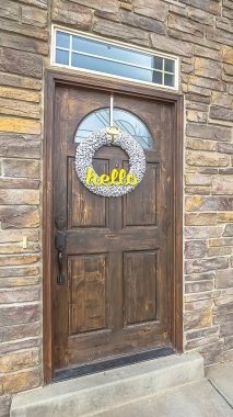 Veranda taş tuğla duvar kahverengi kapı ve transom pencere ile ev Dikey Cephe